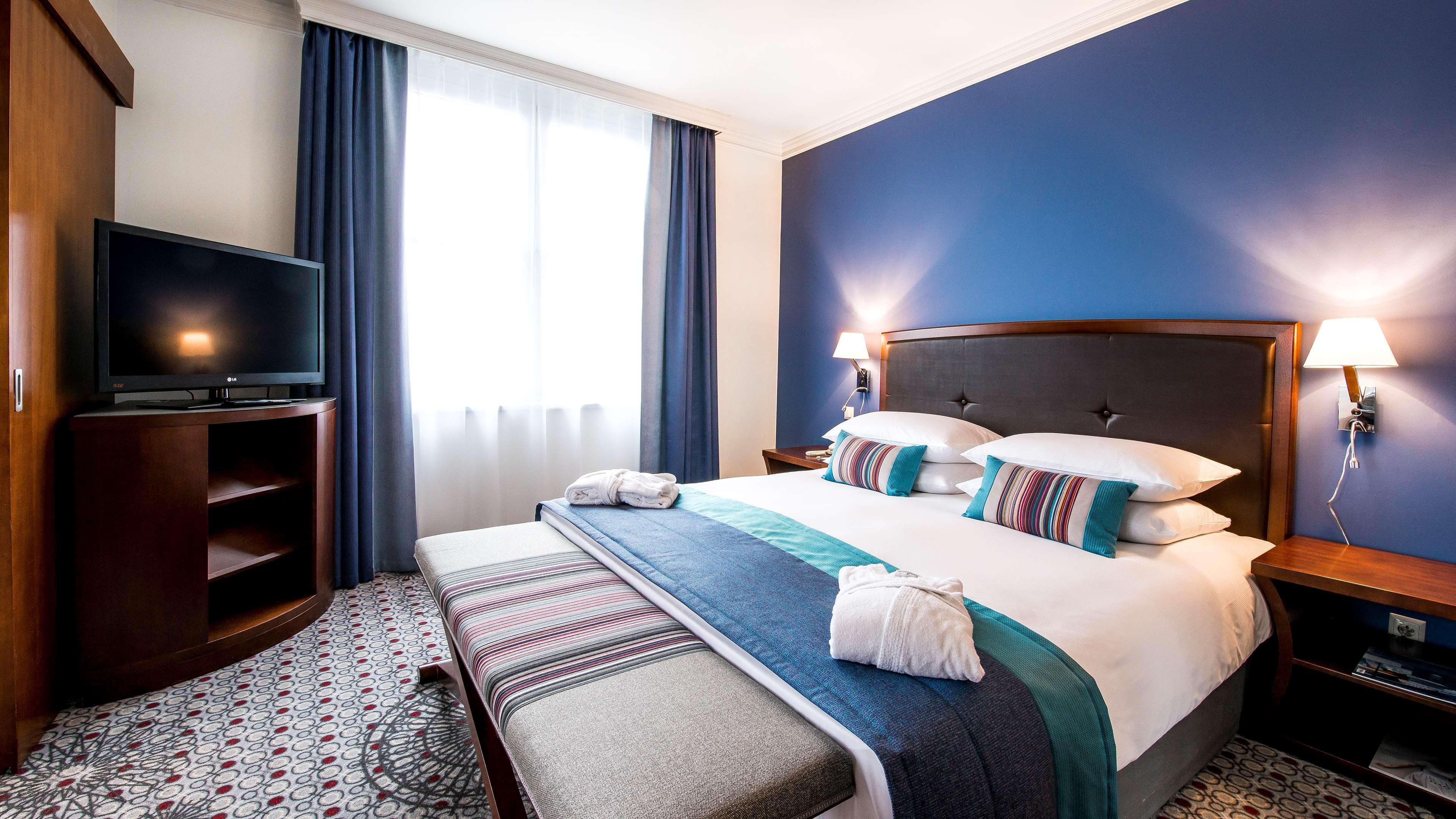Radisson Blu Hotel Wroclaw Exterior photo A room at the hotel