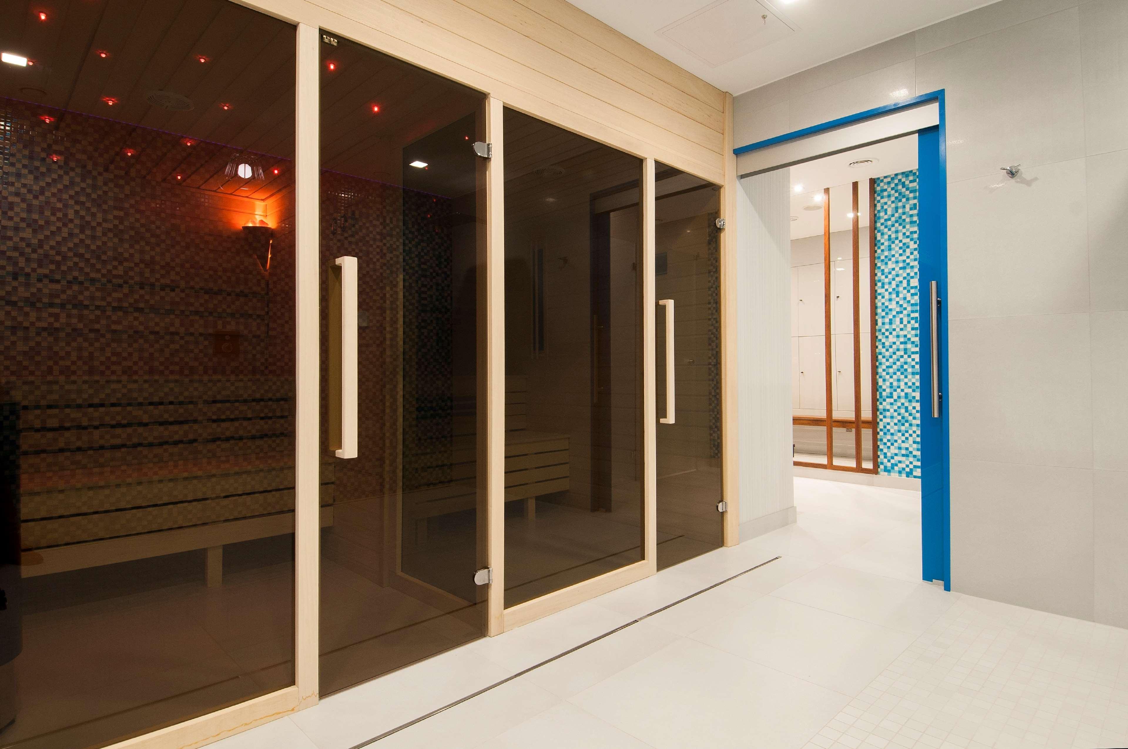 Radisson Blu Hotel Wroclaw Exterior photo A sliding door