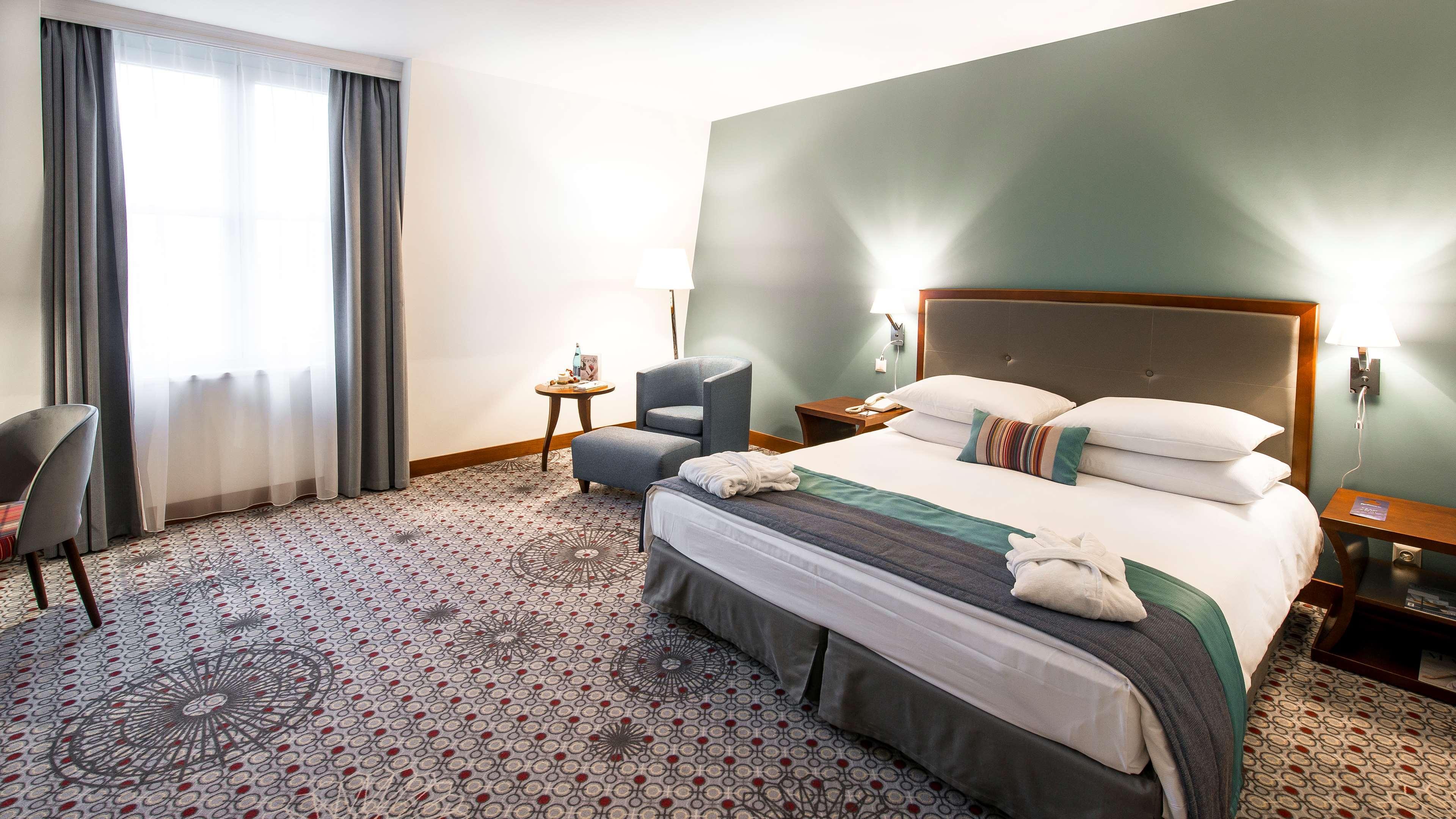 Radisson Blu Hotel Wroclaw Exterior photo A room at the hotel