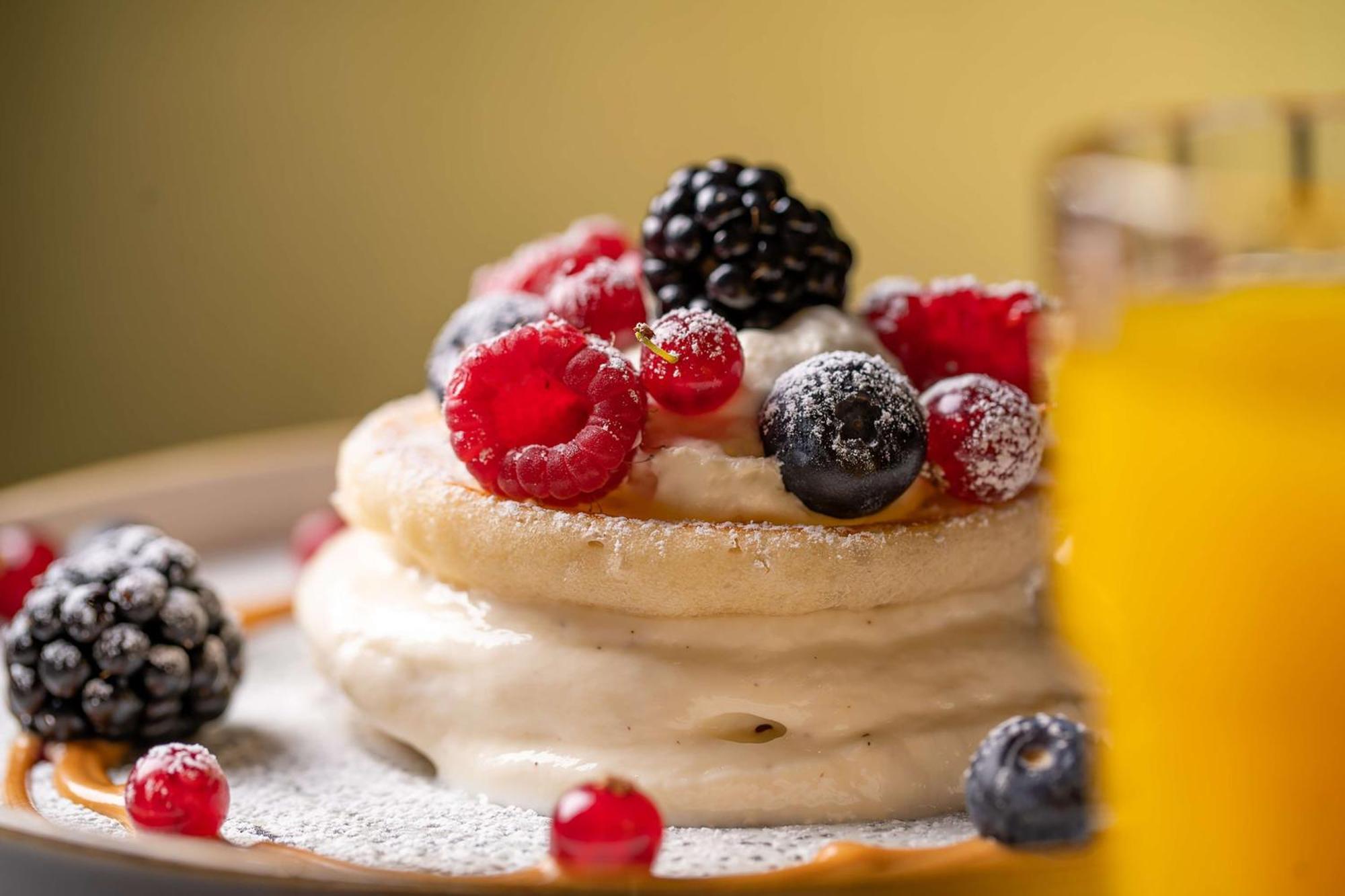 Radisson Blu Hotel Wroclaw Exterior photo A fruit pavlova