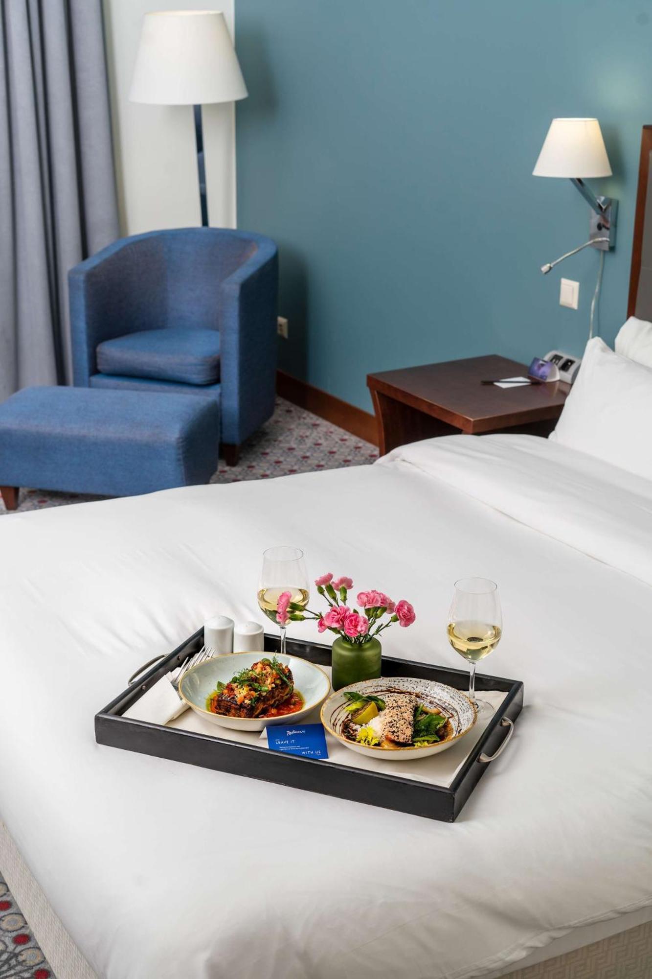 Radisson Blu Hotel Wroclaw Exterior photo Room service