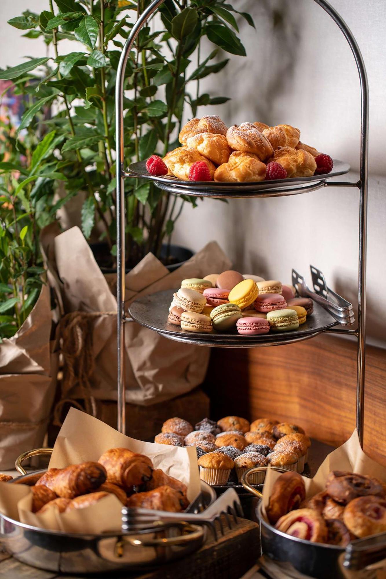 Radisson Blu Hotel Wroclaw Exterior photo A three-tiered cake stand